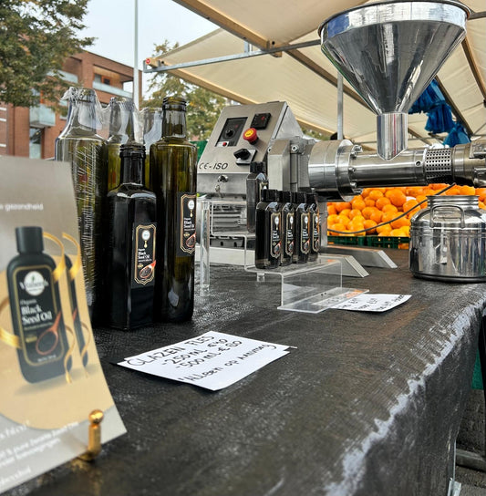 Verse zwarte zaadolie kopen – elke zaterdag vers geperst op de Afrikaandermarkt
