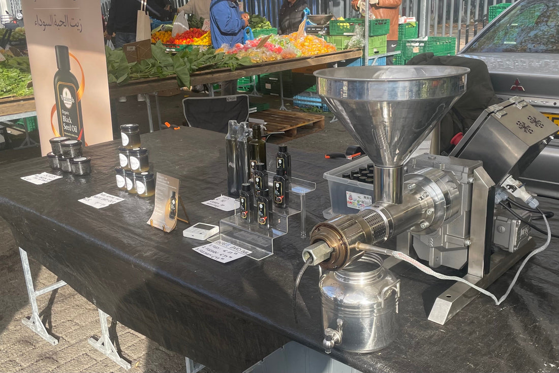 Vitalseeds: Elke Zaterdag Vers Geperste Zwarte Zaad Olie op de Afrikaandermarkt in Rotterdam